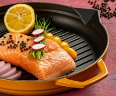 Liatinová panvica na grilovanie